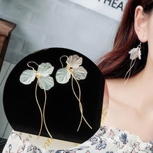 Load image into Gallery viewer, Long Hanging Flower Earring