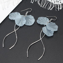 Load image into Gallery viewer, Long Hanging Flower Earring